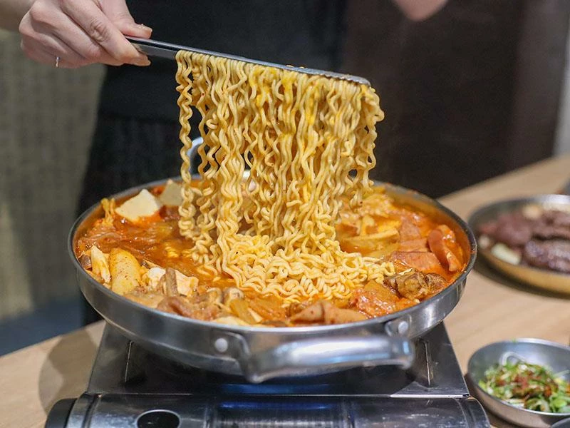 韓國人認證的道地風味！新竹部隊鍋暖胃必點，小菜生菜無限續盤超佛心。