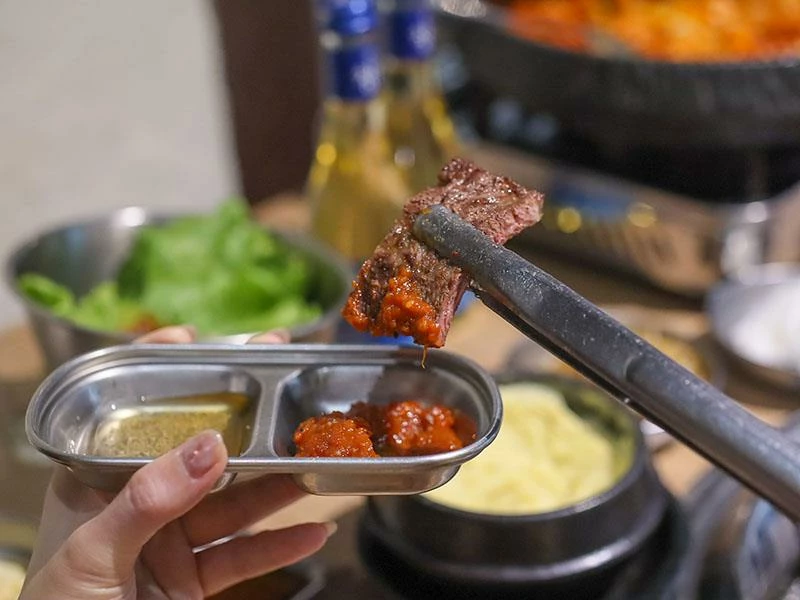 韓國人認證的道地風味！新竹部隊鍋暖胃必點，小菜生菜無限續盤超佛心。