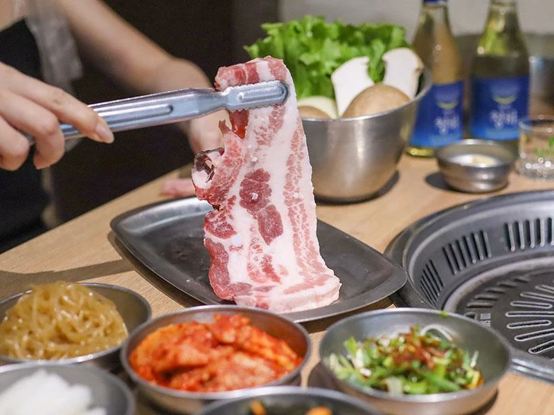 韓國人認證的道地風味！新竹部隊鍋暖胃必點，小菜生菜無限續盤超佛心。