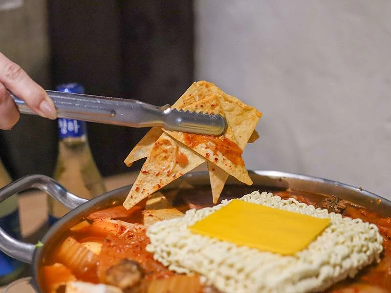 韓國人認證的道地風味！新竹部隊鍋暖胃必點，小菜生菜無限續盤超佛心。