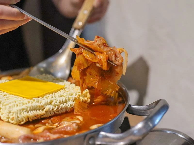 韓國人認證的道地風味！新竹部隊鍋暖胃必點，小菜生菜無限續盤超佛心。