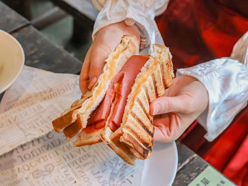 仙山旁星仙草!2年以上老仙草乾熬製8小時,冬日必吃手工大湯圓。