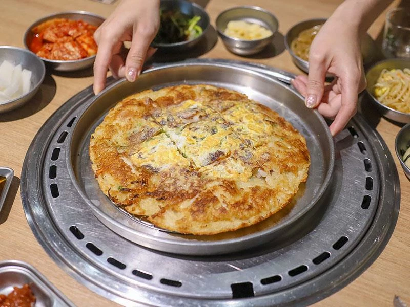 韓國人認證的道地風味！新竹部隊鍋暖胃必點，小菜生菜無限續盤超佛心。