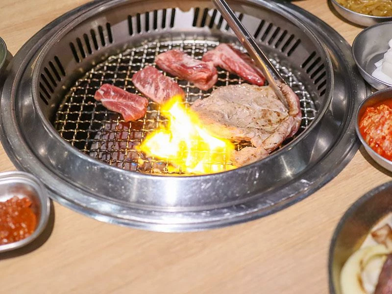 韓國人認證的道地風味！新竹部隊鍋暖胃必點，小菜生菜無限續盤超佛心。