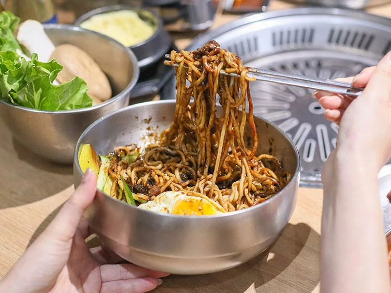 韓國人認證的道地風味！新竹部隊鍋暖胃必點，小菜生菜無限續盤超佛心。