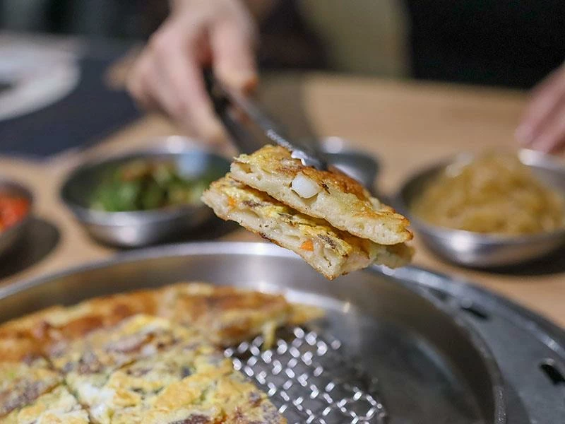 韓國人認證的道地風味！新竹部隊鍋暖胃必點，小菜生菜無限續盤超佛心。