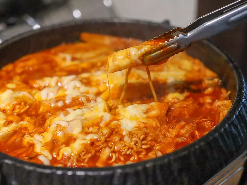 韓國人認證的道地風味！新竹部隊鍋暖胃必點，小菜生菜無限續盤超佛心。