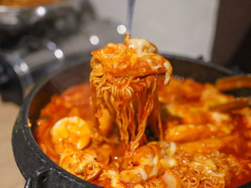 韓國人認證的道地風味！新竹部隊鍋暖胃必點，小菜生菜無限續盤超佛心。