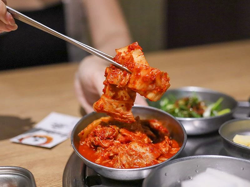 韓國人認證的道地風味！新竹部隊鍋暖胃必點，小菜生菜無限續盤超佛心。