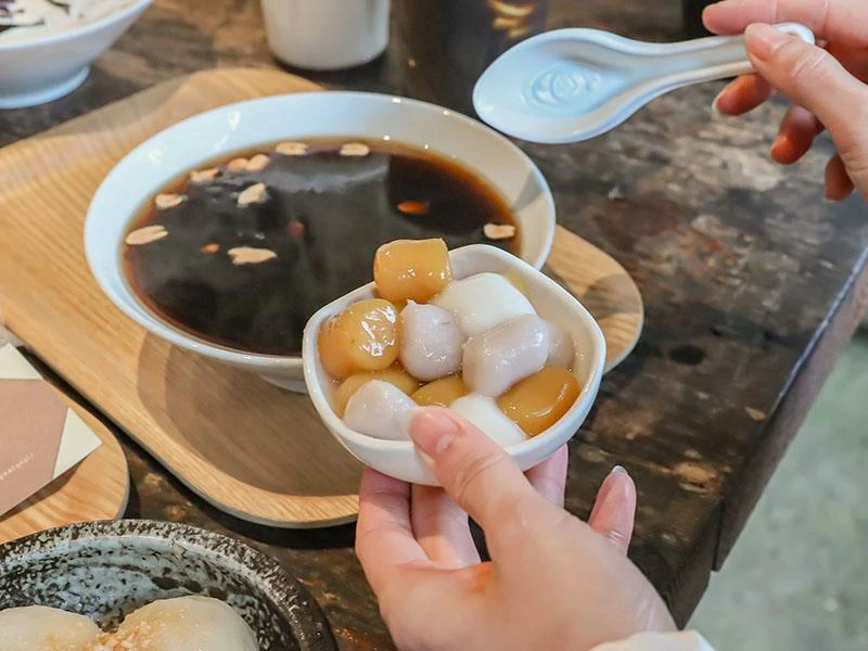 仙山旁星仙草!2年以上老仙草乾熬製8小時,冬日必吃手工大湯圓。