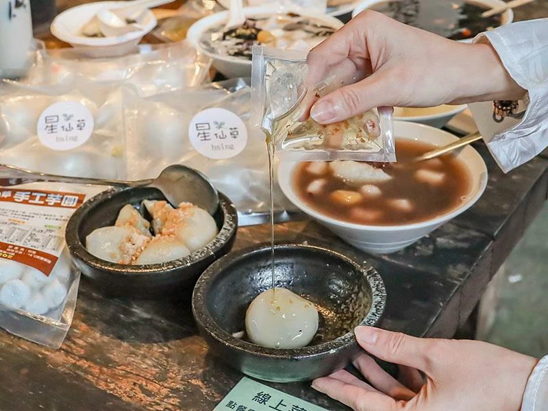 仙山旁星仙草!2年以上老仙草乾熬製8小時,冬日必吃手工大湯圓。
