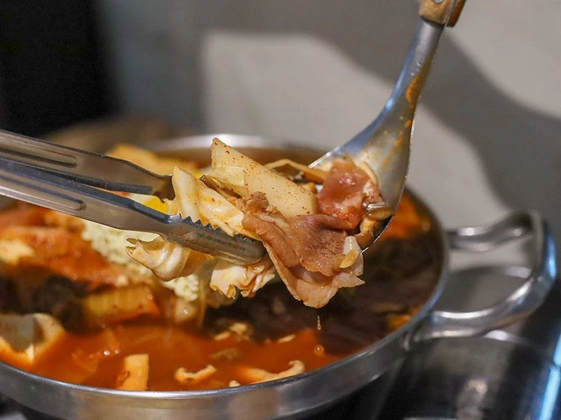 韓國人認證的道地風味！新竹部隊鍋暖胃必點，小菜生菜無限續盤超佛心。