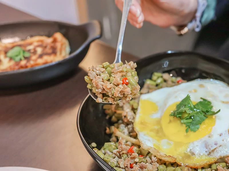 新竹巨城周邊必吃美食,龍虎海南雞飯,道地口味傳承新加坡好味道。!