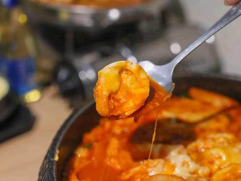 韓國人認證的道地風味！新竹部隊鍋暖胃必點，小菜生菜無限續盤超佛心。