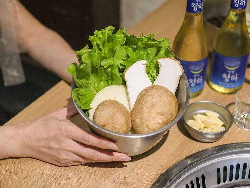 韓國人認證的道地風味！新竹部隊鍋暖胃必點，小菜生菜無限續盤超佛心。