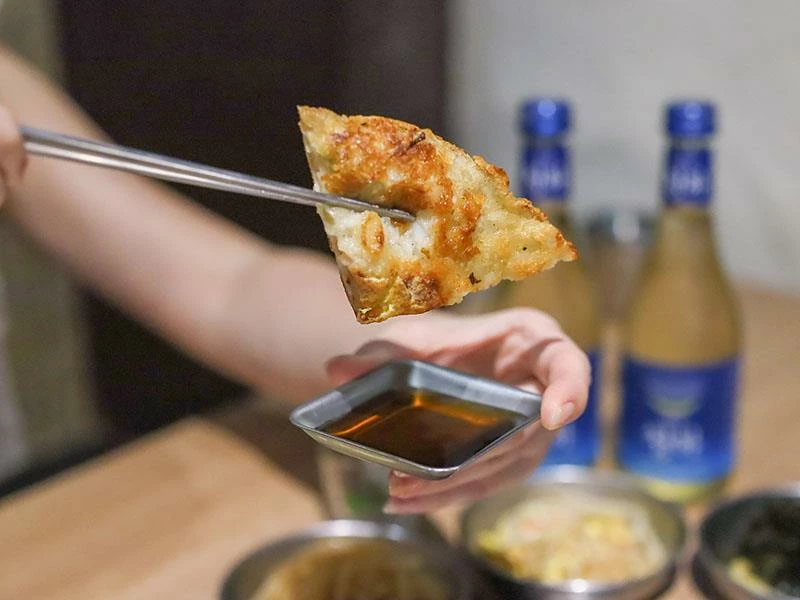 韓國人認證的道地風味！新竹部隊鍋暖胃必點，小菜生菜無限續盤超佛心。