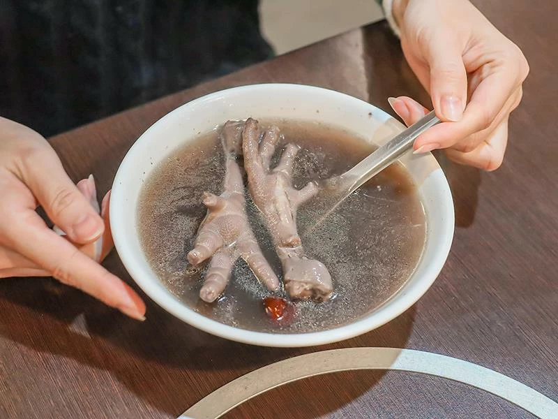 新竹巨城周邊必吃美食,龍虎海南雞飯,道地口味傳承新加坡好味道。!