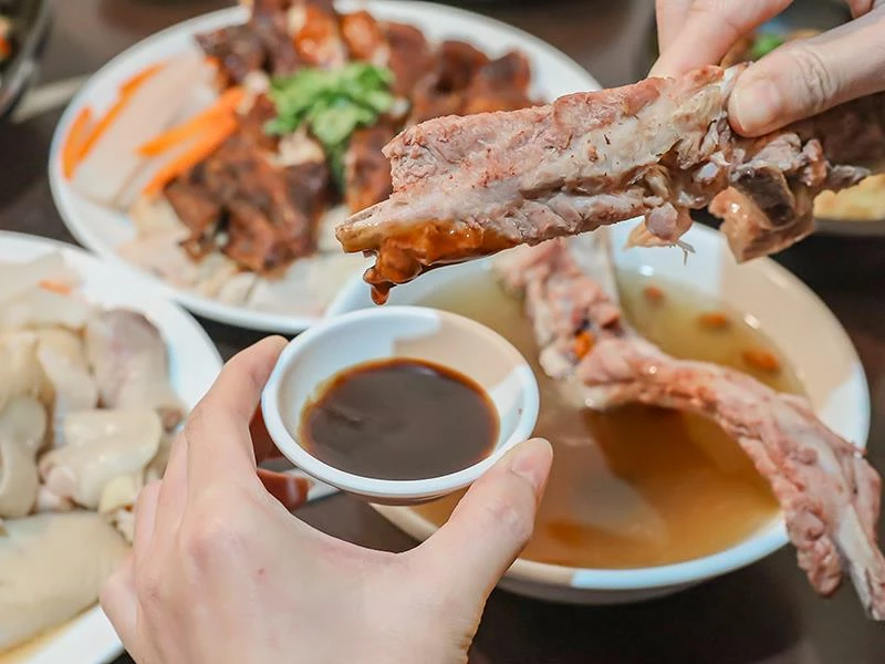 新竹巨城周邊必吃美食,龍虎海南雞飯,道地口味傳承新加坡好味道。!
