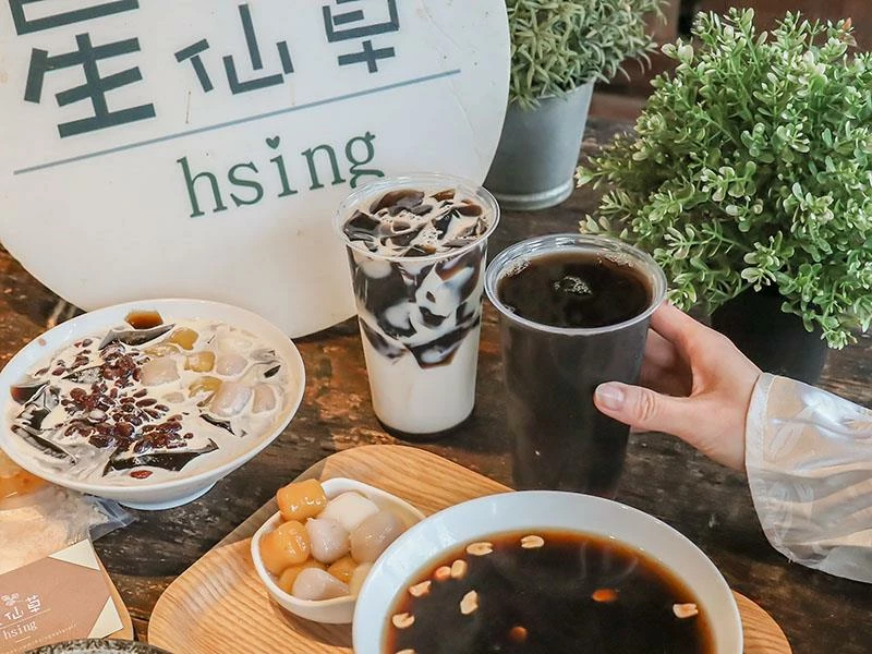 仙山旁星仙草!2年以上老仙草乾熬製8小時,冬日必吃手工大湯圓。