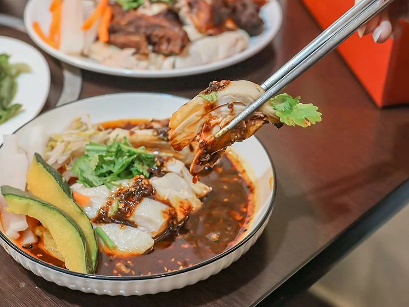 新竹巨城周邊必吃美食,龍虎海南雞飯,道地口味傳承新加坡好味道。!