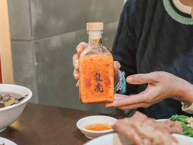 新竹巨城周邊必吃美食,龍虎海南雞飯,道地口味傳承新加坡好味道。!