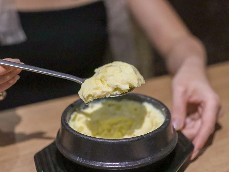 韓國人認證的道地風味！新竹部隊鍋暖胃必點，小菜生菜無限續盤超佛心。