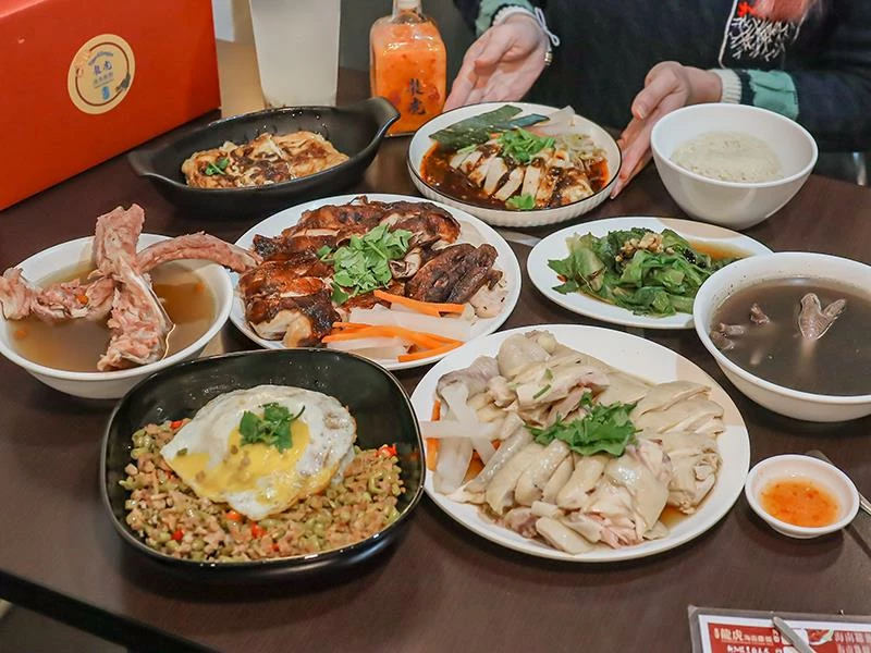 新竹巨城周邊必吃美食,龍虎海南雞飯,道地口味傳承新加坡好味道。!