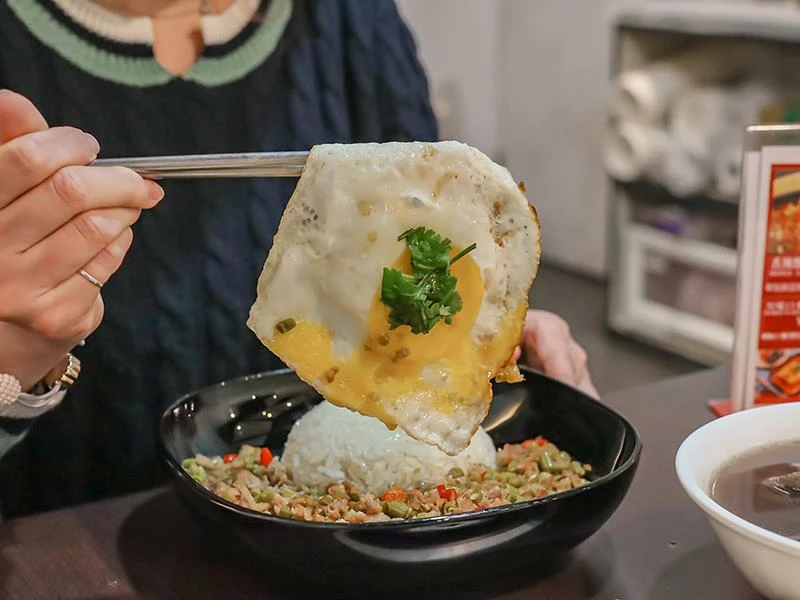 新竹巨城周邊必吃美食,龍虎海南雞飯,道地口味傳承新加坡好味道。!