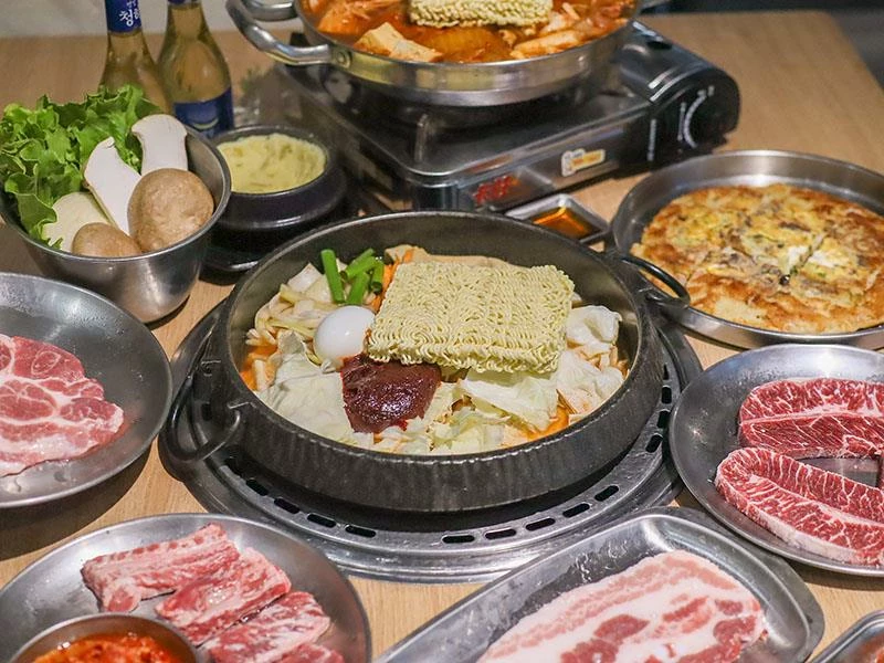 韓國人認證的道地風味！新竹部隊鍋暖胃必點，小菜生菜無限續盤超佛心。