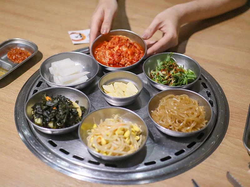 韓國人認證的道地風味！新竹部隊鍋暖胃必點，小菜生菜無限續盤超佛心。