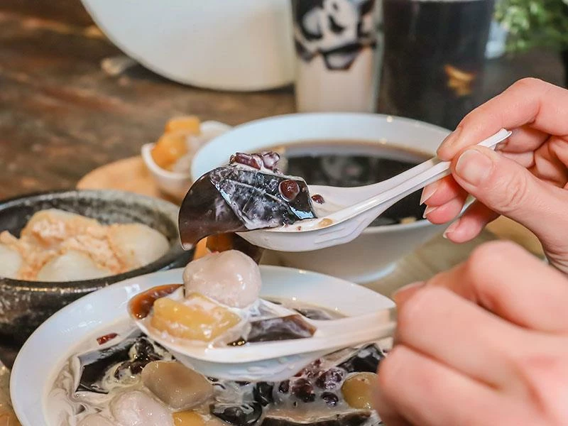 仙山旁星仙草!2年以上老仙草乾熬製8小時,冬日必吃手工大湯圓。