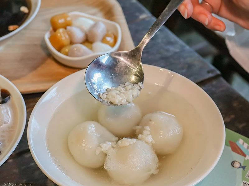 仙山旁星仙草!2年以上老仙草乾熬製8小時,冬日必吃手工大湯圓。