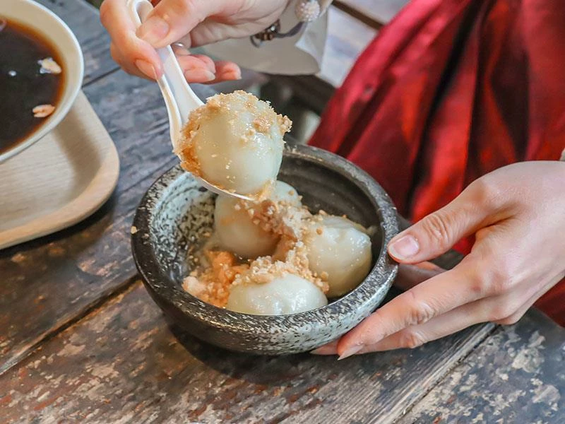 仙山旁星仙草!2年以上老仙草乾熬製8小時,冬日必吃手工大湯圓。