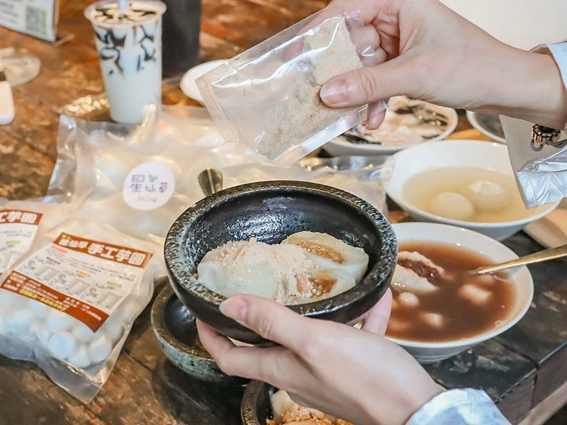 仙山旁星仙草!2年以上老仙草乾熬製8小時,冬日必吃手工大湯圓。