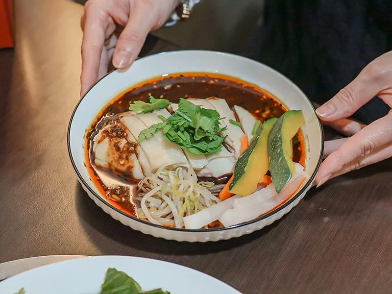 新竹巨城周邊必吃美食,龍虎海南雞飯,道地口味傳承新加坡好味道。!