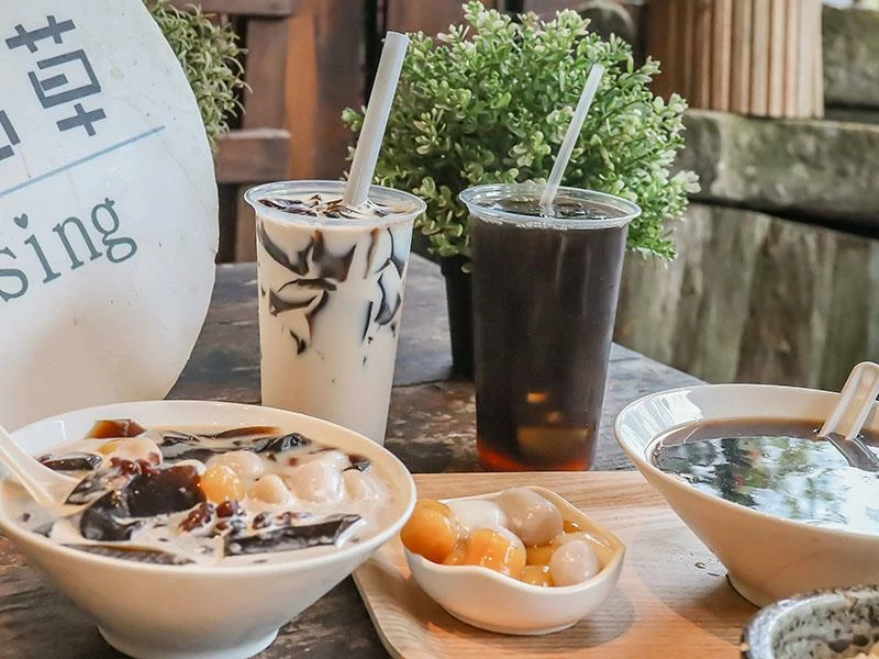 仙山旁星仙草!2年以上老仙草乾熬製8小時,冬日必吃手工大湯圓。