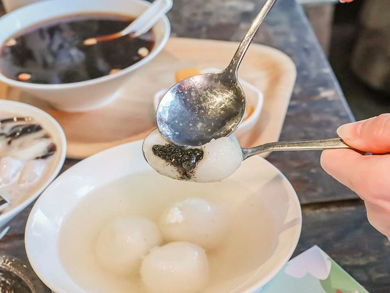 仙山旁星仙草!2年以上老仙草乾熬製8小時,冬日必吃手工大湯圓。