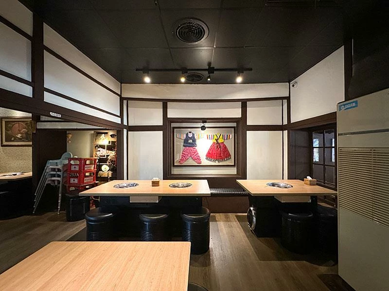 韓國人認證的道地風味！新竹部隊鍋暖胃必點，小菜生菜無限續盤超佛心。