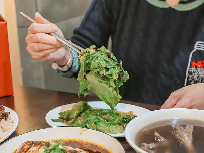 新竹巨城周邊必吃美食,龍虎海南雞飯,道地口味傳承新加坡好味道。!