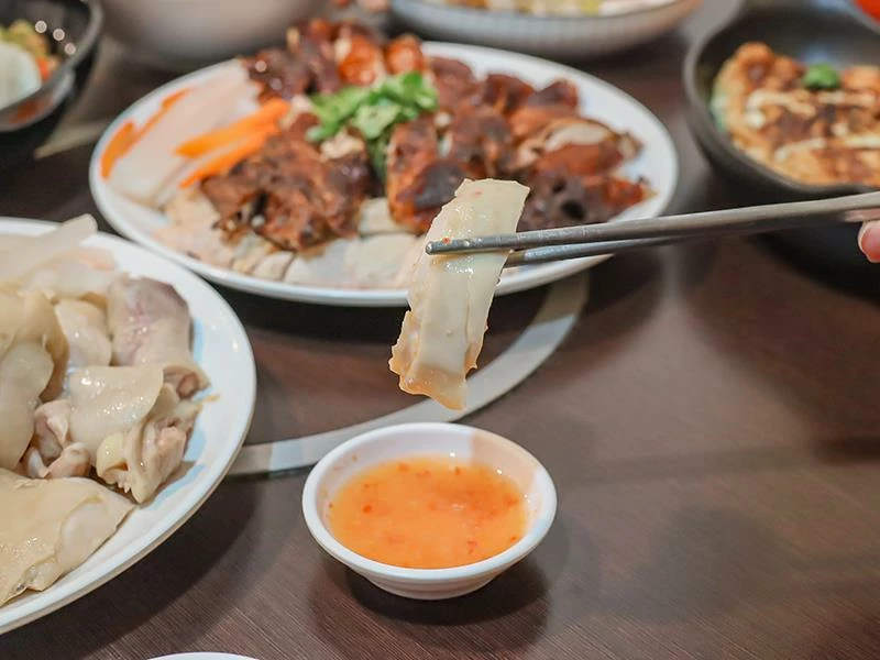 新竹巨城周邊必吃美食,龍虎海南雞飯,道地口味傳承新加坡好味道。!