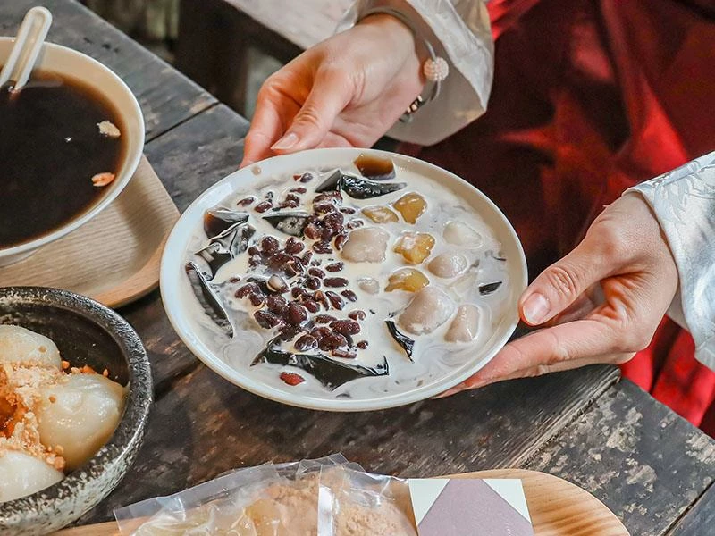 仙山旁星仙草!2年以上老仙草乾熬製8小時,冬日必吃手工大湯圓。