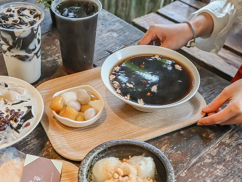 仙山旁星仙草!2年以上老仙草乾熬製8小時,冬日必吃手工大湯圓。