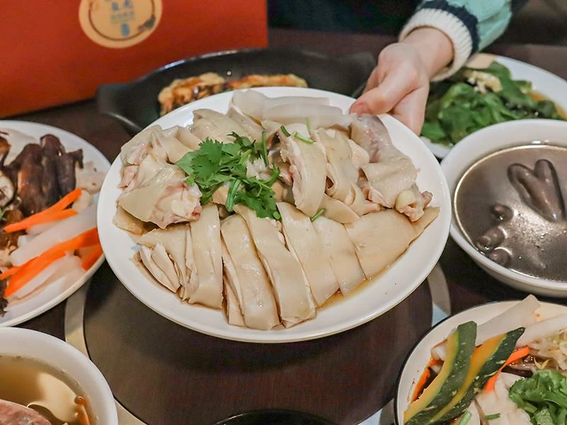 新竹巨城周邊必吃美食,龍虎海南雞飯,道地口味傳承新加坡好味道。!