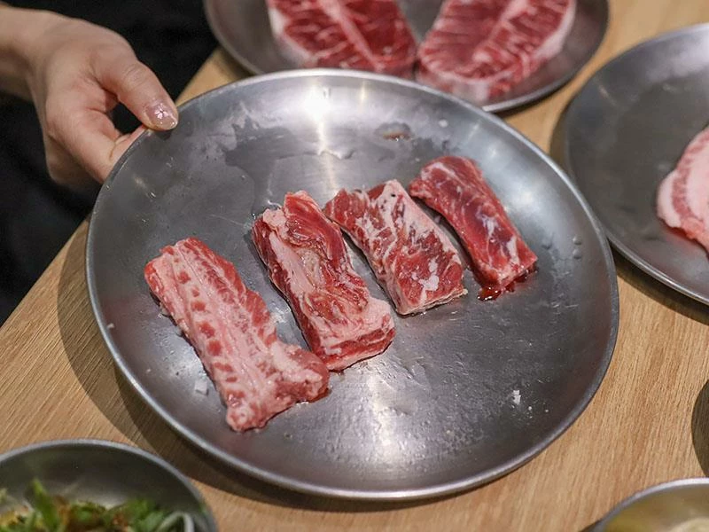 韓國人認證的道地風味！新竹部隊鍋暖胃必點，小菜生菜無限續盤超佛心。