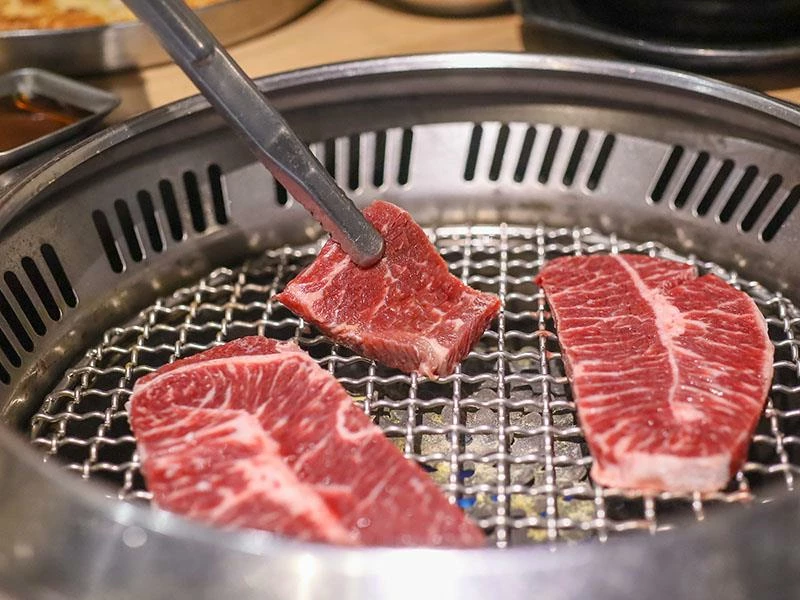 韓國人認證的道地風味！新竹部隊鍋暖胃必點，小菜生菜無限續盤超佛心。