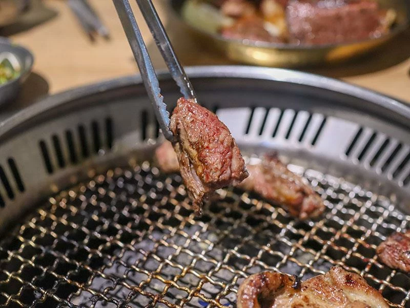 韓國人認證的道地風味！新竹部隊鍋暖胃必點，小菜生菜無限續盤超佛心。