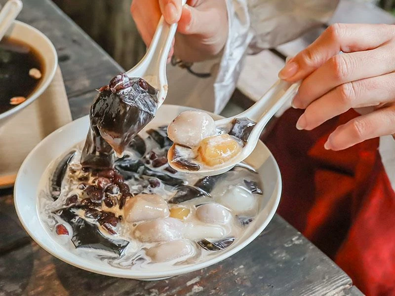 仙山旁星仙草!2年以上老仙草乾熬製8小時,冬日必吃手工大湯圓。