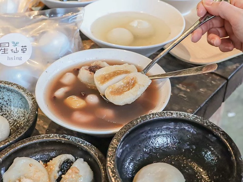 仙山旁星仙草!2年以上老仙草乾熬製8小時,冬日必吃手工大湯圓。