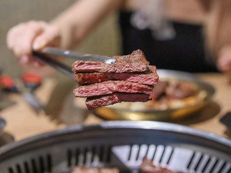 韓國人認證的道地風味！新竹部隊鍋暖胃必點，小菜生菜無限續盤超佛心。