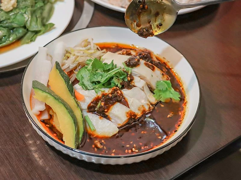 新竹巨城周邊必吃美食,龍虎海南雞飯,道地口味傳承新加坡好味道。!